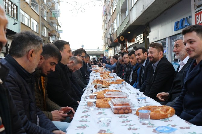 ak-parti-rize-merkez-ilce-baskanligi-kent-merkezindeki-yali-caddesinde-iftar-programi-gerceklestirdi-1.jpg