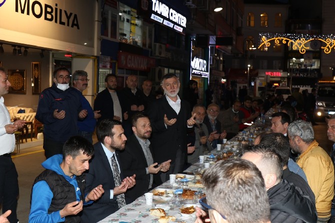 ak-parti-rize-merkez-ilce-baskanligi-kent-merkezindeki-yali-caddesinde-iftar-programi-gerceklestirdi-3.jpg