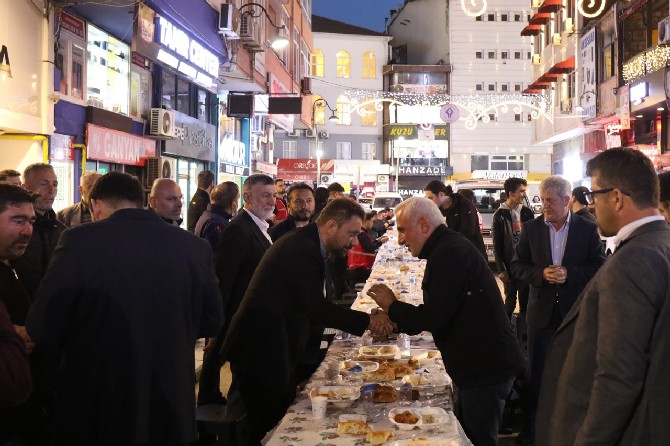 ak-parti-rize-merkez-ilce-baskanligi-kent-merkezindeki-yali-caddesinde-iftar-programi-gerceklestirdi-4.jpg