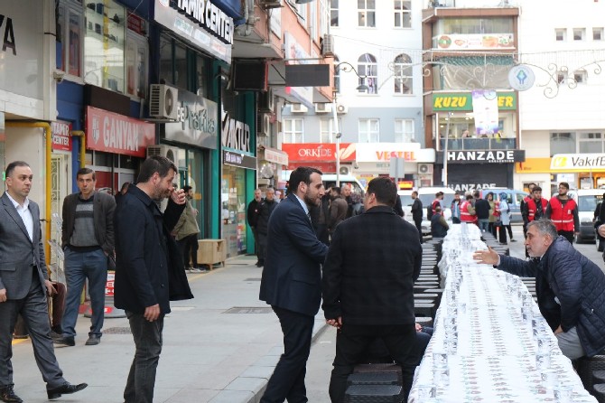 ak-parti-rize-merkez-ilce-baskanligi-kent-merkezindeki-yali-caddesinde-iftar-programi-gerceklestirdi-6.jpg