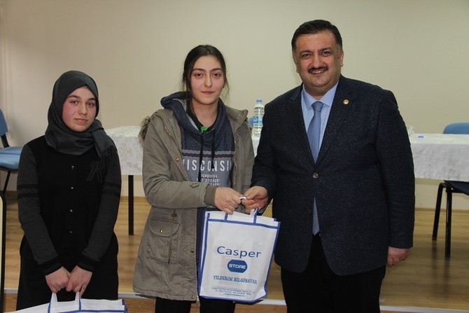 ak-parti-rize-milletvekili-hasan-karal,-basarili-ogrencileri-odullendirdi-(1).jpg
