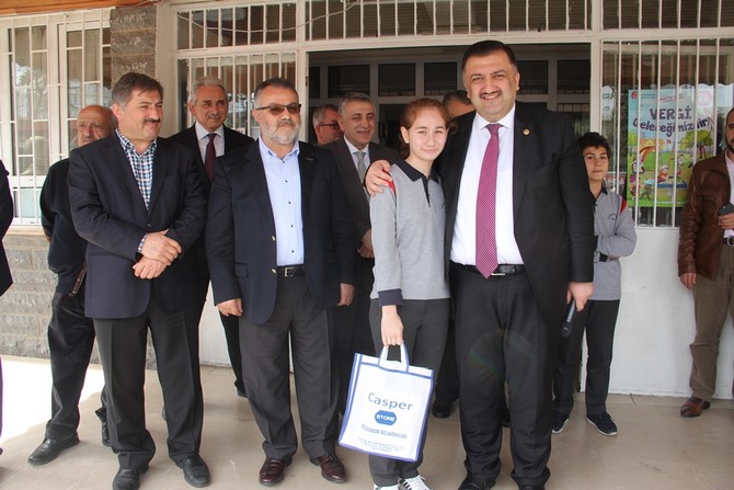 ak-parti-rize-milletvekili-hasan-karal-basarili-ogrencileri-odullendirmeye-devam-ediyor-(14).jpg