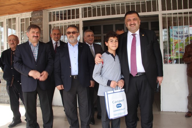 ak-parti-rize-milletvekili-hasan-karal-basarili-ogrencileri-odullendirmeye-devam-ediyor-(15).jpg