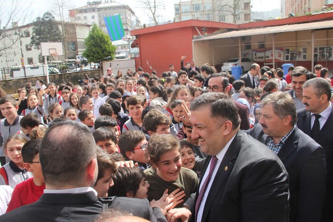 ak-parti-rize-milletvekili-hasan-karal-basarili-ogrencileri-odullendirmeye-devam-ediyor-(18).jpg