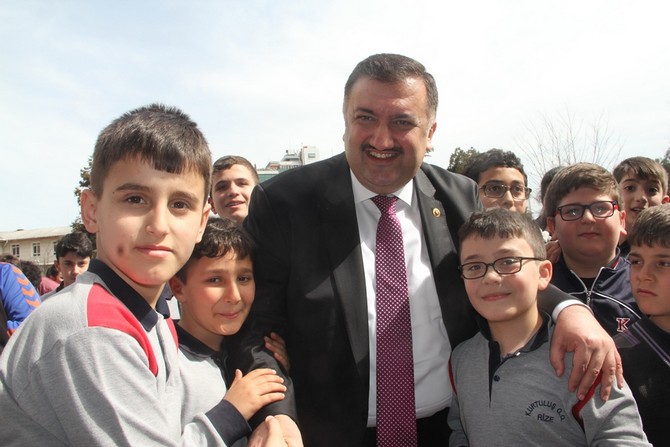 ak-parti-rize-milletvekili-hasan-karal-basarili-ogrencileri-odullendirmeye-devam-ediyor-(23).jpg