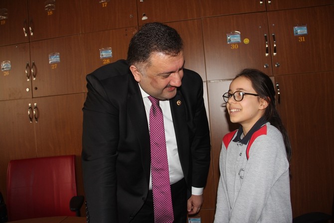 ak-parti-rize-milletvekili-hasan-karal-basarili-ogrencileri-odullendirmeye-devam-ediyor-(24).jpg