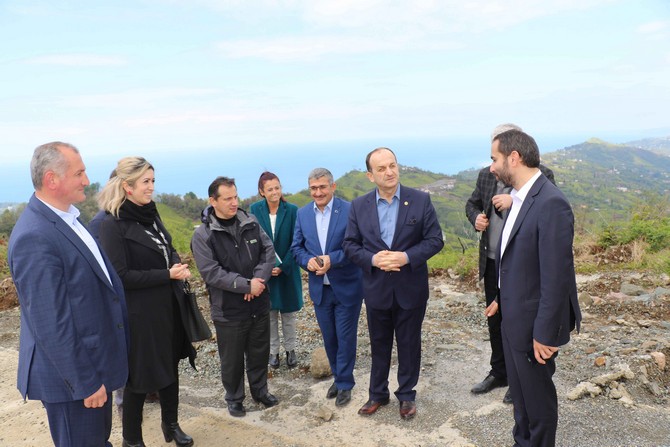 ak-parti-rize-milletvekili-hikmet-ayar-rize’de--duzenledigi-programlarla-bazi-insaati-devam-eden-yatirimlari-yerinde-inceledi-ve-cesitli-teskilat-toplantilara-katilarak-sureci-degerlendirdi-(4).jpg