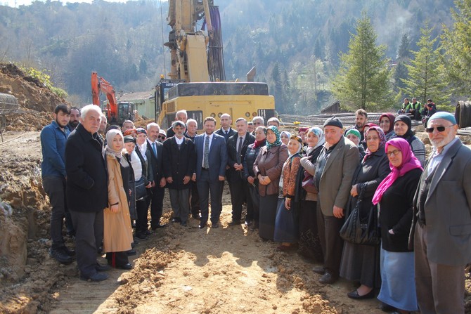 ak-parti-rize-milletvekili-muhammed-avci,-106-konut-ve-24-is-yerinin-oldugu-projenin-basladigini-belirtti-(2).jpg