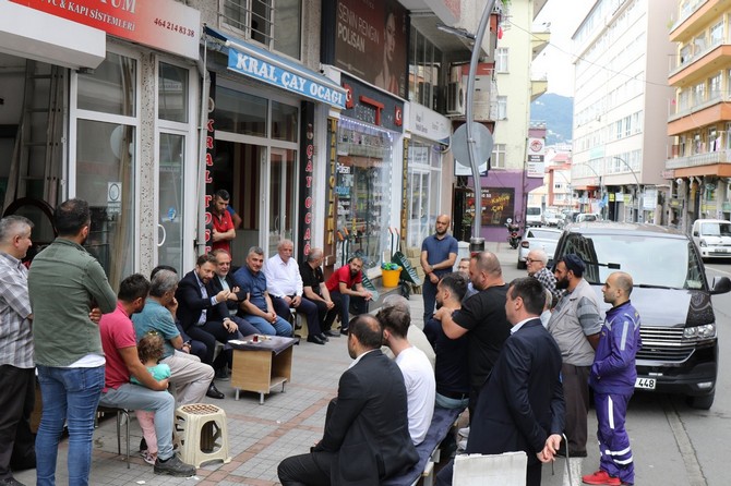 ak-parti-rize-milletvekili-muhammed-avci-merkez-ilce-baskani-burak-ak-ile-birlikte-eminettin-mahallesinde-esnaf-ziyaretinde-bulundu-1.jpg