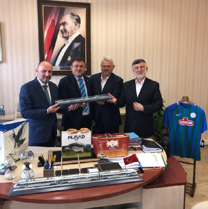 ak-parti-rize-milletvekili-muhammed-avci-ve-musiad-rize-sube-baskani-recep-taylan,-turkiye-cumhuriyeti-devlet-demiryollari-(tcdd)-genel-mudur-yardimcisi-oner-ozgur’e-hayirli-olsun-ziyaretinde-bulundu-(2).jpg