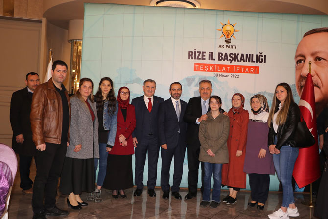 ak-parti-rize-teskilat-iftarinda-bulustu-1-001.jpg