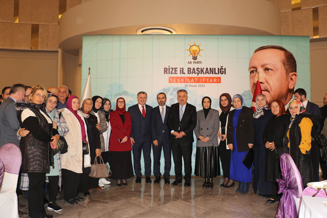 ak-parti-rize-teskilat-iftarinda-bulustu-2-001.jpg