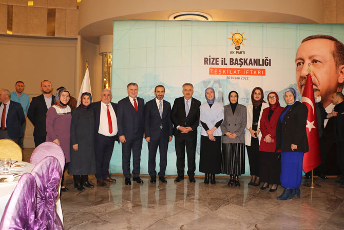 ak-parti-rize-teskilat-iftarinda-bulustu-3-002.jpg