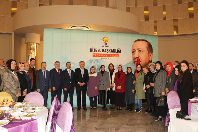 ak-parti-rize-teskilat-iftarinda-bulustu-4-001.jpg