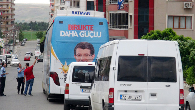 ak-parti-secim-otobusune-silahli-saldiri-2.jpg