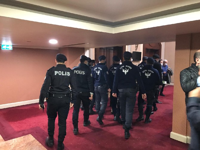ak-parti-trabzon-il-baskan-aday-adayligini-aciklamak-isterken-polisin-‘pandemi’-uyarisi-ile-karsilasti-(5).jpg