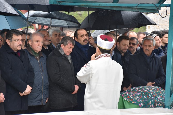 ak-parti-trabzon-il-baskani-haydar-revinin-annesi-husniye-revinin-cenazesi-(3).jpg