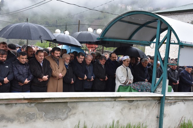 ak-parti-trabzon-il-baskani-haydar-revinin-annesi-husniye-revinin-cenazesi-(4).jpg