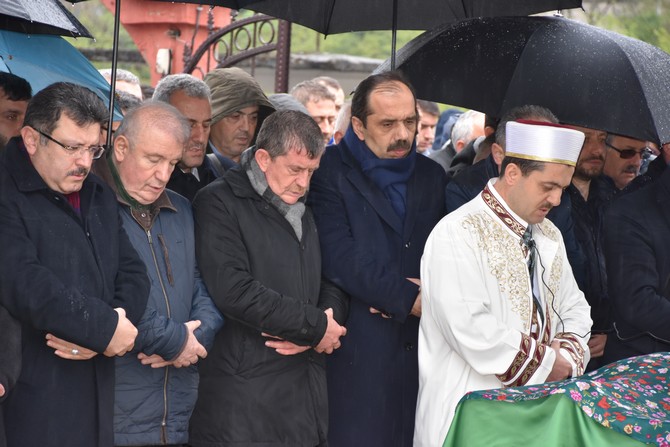 ak-parti-trabzon-il-baskani-haydar-revinin-annesi-husniye-revinin-cenazesi-(5).jpg