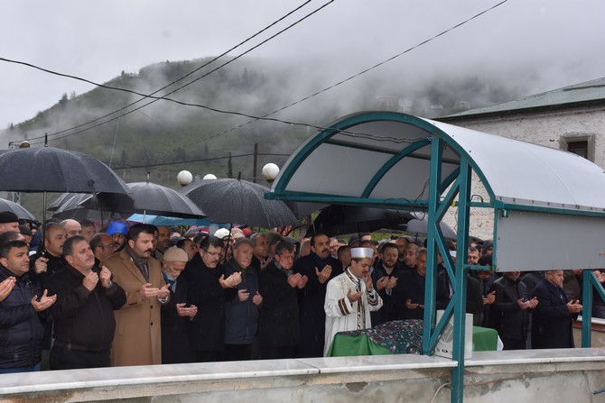 ak-parti-trabzon-il-baskani-haydar-revinin-annesi-husniye-revinin-cenazesi-(6).jpg