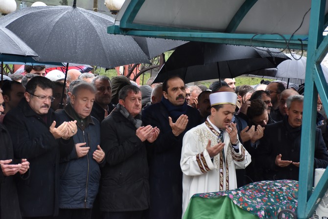 ak-parti-trabzon-il-baskani-haydar-revinin-annesi-husniye-revinin-cenazesi-(7).jpg