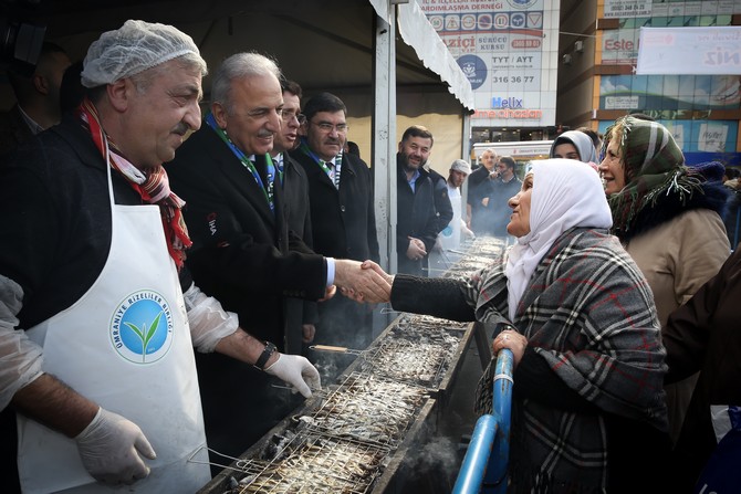 ak-parti-umraniye-belediye-baskan-adayi-ismet-yildirim,-hamsi-festivaline-katilarak,-vatandaslara-kendi-elleri-ile-hazirladigi-hamsileri-dagitti-(2).jpg