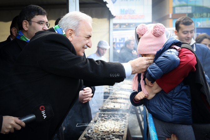 ak-parti-umraniye-belediye-baskan-adayi-ismet-yildirim,-hamsi-festivaline-katilarak,-vatandaslara-kendi-elleri-ile-hazirladigi-hamsileri-dagitti-(3).jpg