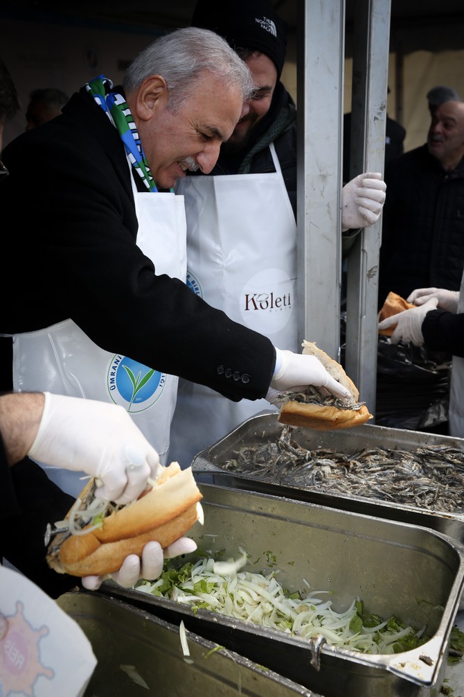 ak-parti-umraniye-belediye-baskan-adayi-ismet-yildirim,-hamsi-festivaline-katilarak,-vatandaslara-kendi-elleri-ile-hazirladigi-hamsileri-dagitti-(5).jpg