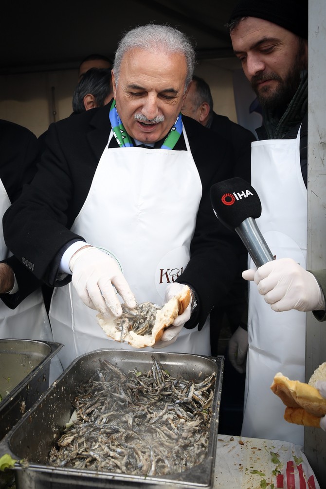 ak-parti-umraniye-belediye-baskan-adayi-ismet-yildirim,-hamsi-festivaline-katilarak,-vatandaslara-kendi-elleri-ile-hazirladigi-hamsileri-dagitti-(6).jpg