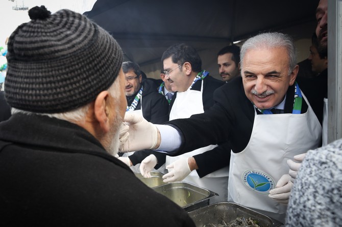 ak-parti-umraniye-belediye-baskan-adayi-ismet-yildirim,-hamsi-festivaline-katilarak,-vatandaslara-kendi-elleri-ile-hazirladigi-hamsileri-dagitti-(8).jpg