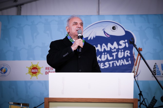 ak-parti-umraniye-belediye-baskan-adayi-ismet-yildirim,-hamsi-festivaline-katilarak,-vatandaslara-kendi-elleri-ile-hazirladigi-hamsileri-dagitti-(9).jpg