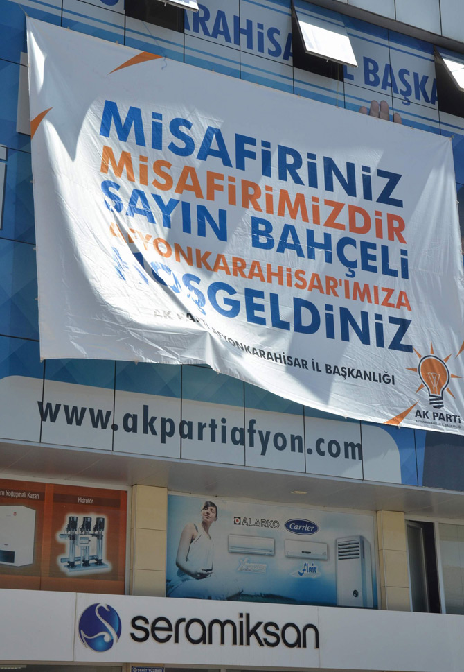ak-partiden-devlet-bahceliye-pankart-jesti-53.jpg