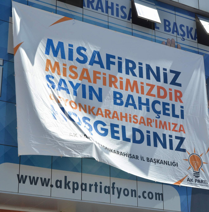 ak-partiden-devlet-bahceliye-pankart-jesti1.jpg