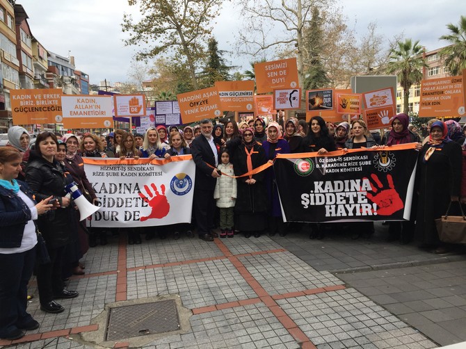 ak-partili-kadinlar-rizede-kadina-siddete-karsi-yurudu-(1).jpg