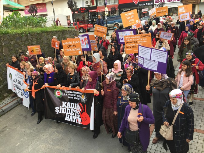 ak-partili-kadinlar-rizede-kadina-siddete-karsi-yurudu-(10).jpg