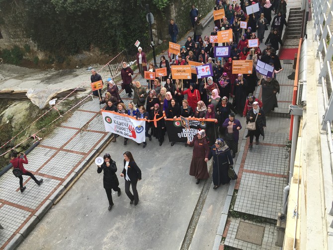 ak-partili-kadinlar-rizede-kadina-siddete-karsi-yurudu-(12).jpg