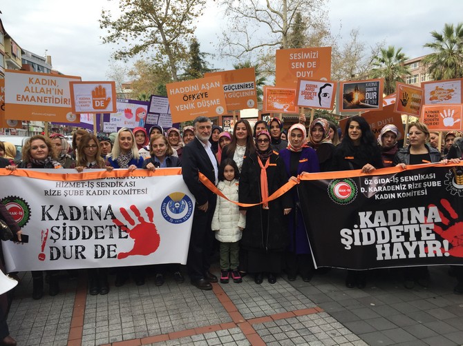 ak-partili-kadinlar-rizede-kadina-siddete-karsi-yurudu-(2).jpg