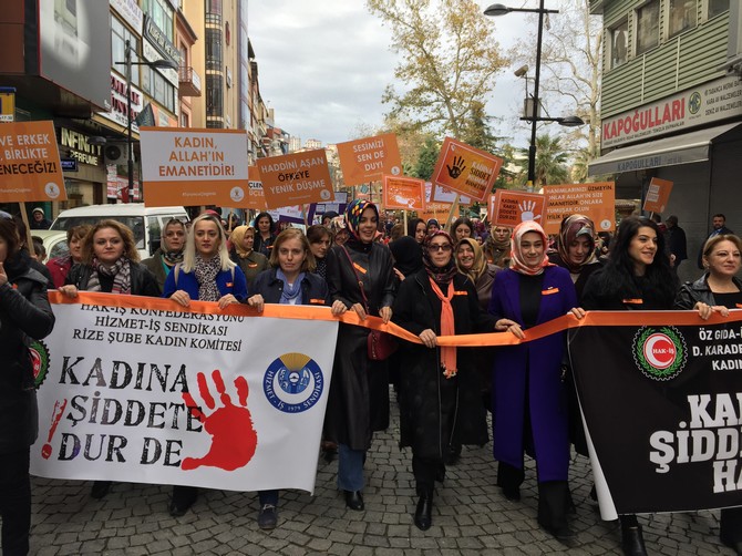 ak-partili-kadinlar-rizede-kadina-siddete-karsi-yurudu-(3).jpg