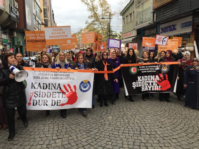 ak-partili-kadinlar-rizede-kadina-siddete-karsi-yurudu-(4).jpg