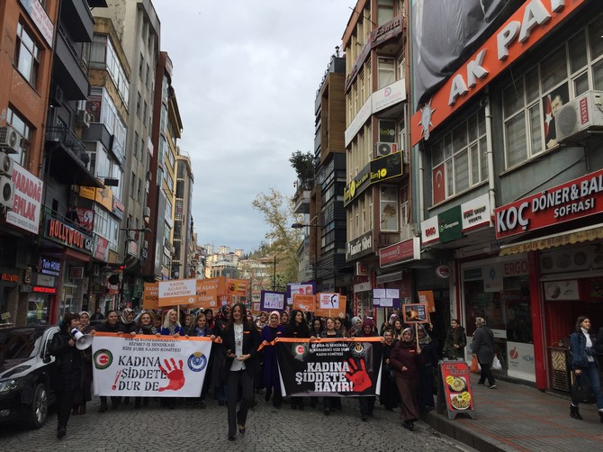 ak-partili-kadinlar-rizede-kadina-siddete-karsi-yurudu-(6).jpg