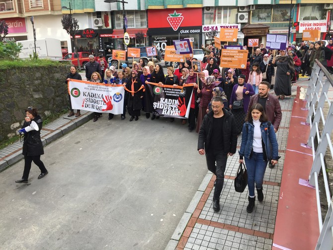 ak-partili-kadinlar-rizede-kadina-siddete-karsi-yurudu-(9).jpg