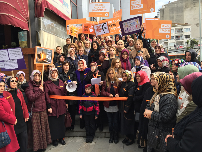 ak-partili-kadinlar-rizede-kadina-siddete-karsi-yurudu-53-001.jpg