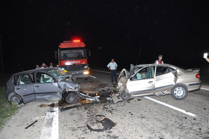 aksaray’da-trafik-kazasi-6-olu-4.jpg aksaray’da-trafik-kazasi-6-olu-4.jpg