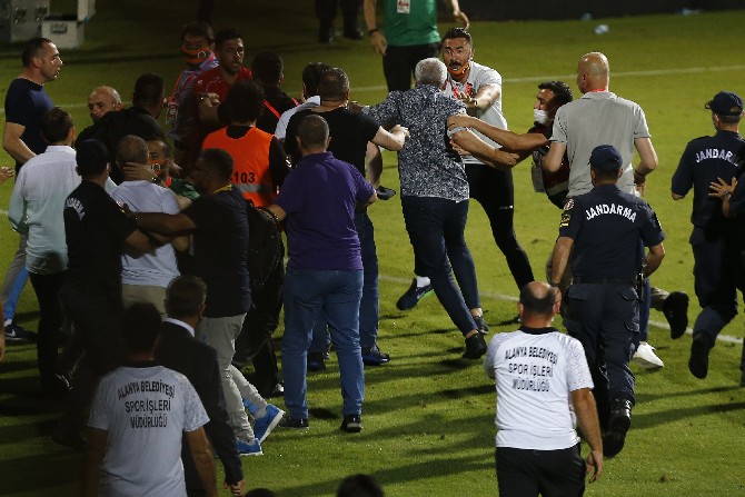 alanyaspor-trabzonspor-maci-sonunda-yoneticiler-ve-kulup-calisanlari-arasinda-arbede-cikti-(2).jpg