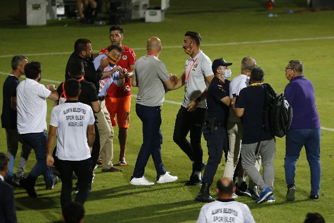 alanyaspor-trabzonspor-maci-sonunda-yoneticiler-ve-kulup-calisanlari-arasinda-arbede-cikti-(3).jpg