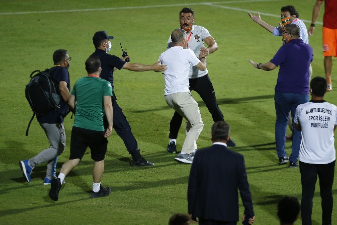 alanyaspor-trabzonspor-maci-sonunda-yoneticiler-ve-kulup-calisanlari-arasinda-arbede-cikti-(8).jpg