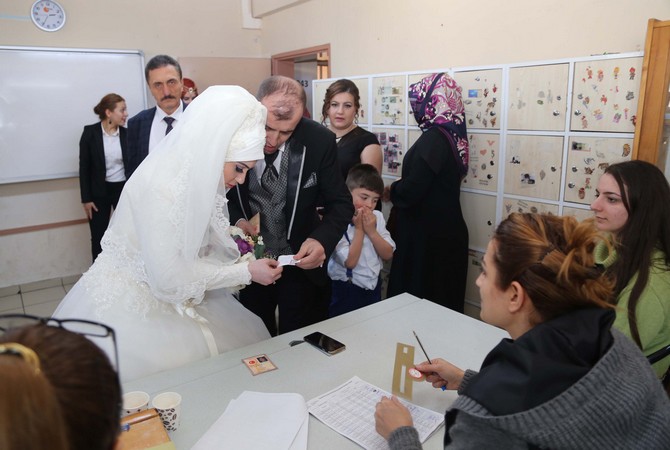 ali-aydin-ve-merve-erbasli-rizede-oy-kullanmaya-gelinlikle-gitti-(2).jpg