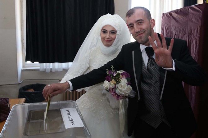 ali-aydin-ve-merve-erbasli-rizede-oy-kullanmaya-gelinlikle-gitti-(4).jpg