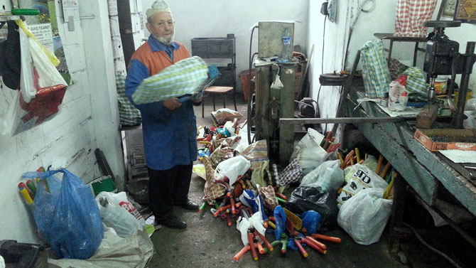 ali-cetin-85-yasinda-cay-makasi-tamir-ederek-gecimini-sagliyor1.jpg ali-cetin-85-yasinda-cay-makasi-tamir-ederek-gecimini-sagliyor1.jpg