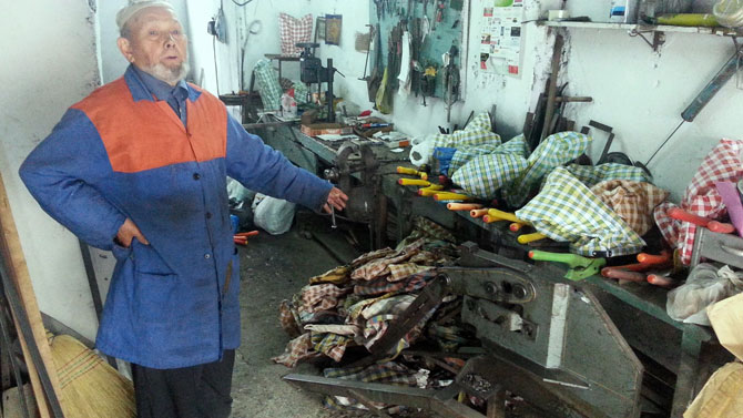 ali-cetin-85-yasinda-cay-makasi-tamir-ederek-gecimini-sagliyor2.jpg ali-cetin-85-yasinda-cay-makasi-tamir-ederek-gecimini-sagliyor2.jpg